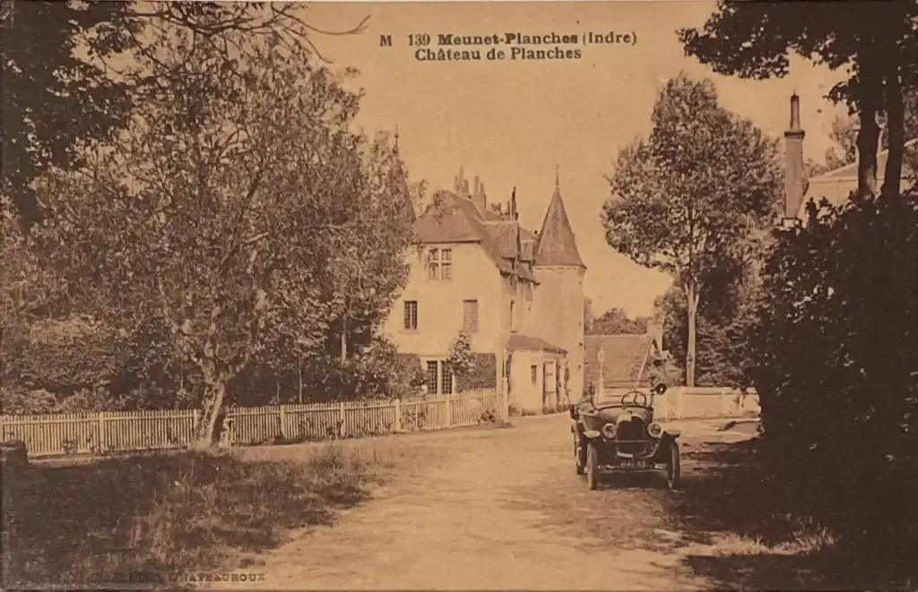 Carte postale ancienne — allée d'entrée du château de Planches à Meunet-Planches, Indre, avec une automobile Belle Époque, début XXe siècle