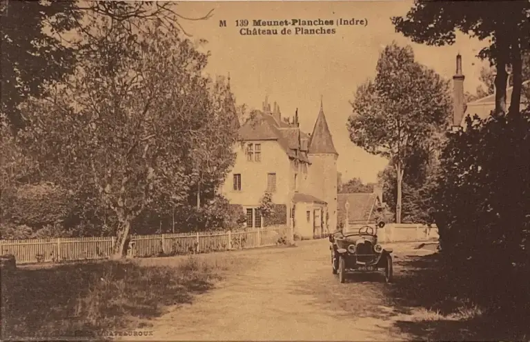 Carte postale ancienne — allée d'entrée du château de Planches à Meunet-Planches, Indre, avec une automobile Belle Époque, début XXe siècle