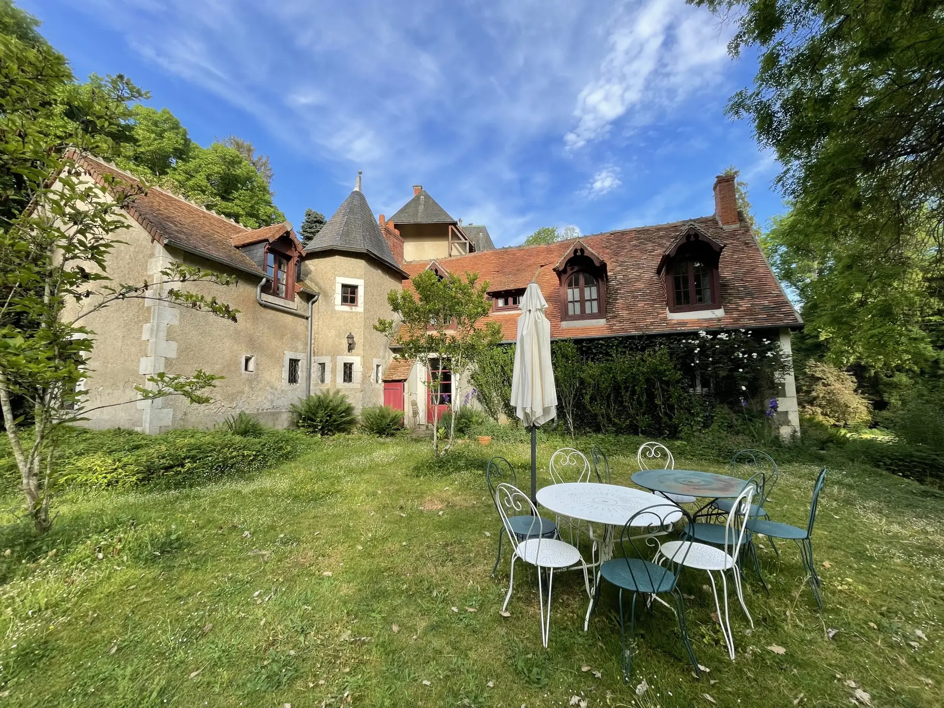 Le presbytère, gîte de groupe avec jardin au Parc de Lesseps, Indre — Berry