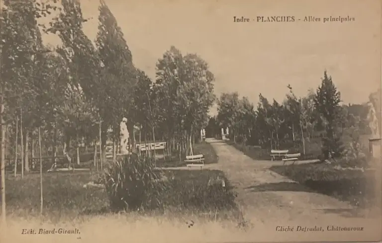 Carte postale ancienne des allées principales du parc de Planches, Indre — statues, bancs et arbres alignés, début XXe siècle