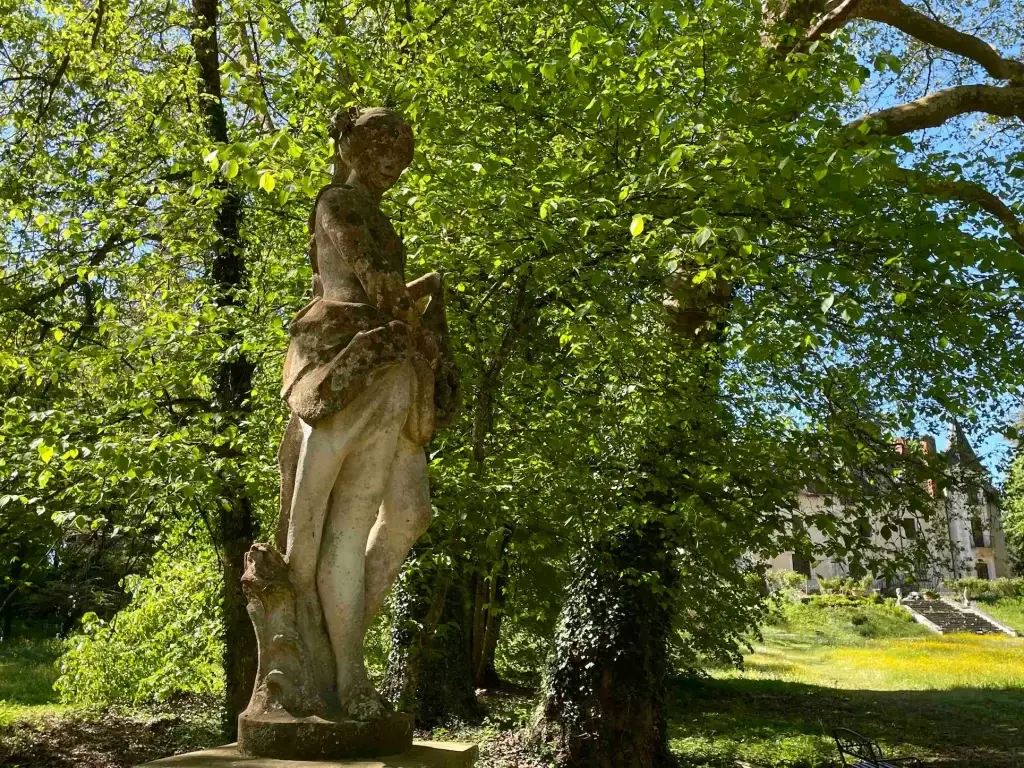 Statue de la déesse du printemps dans le parc du Château de Planches au Parc de Lesseps — domaine de mariage nature en Berry Indre, lieu chargé d'énergies anciennes