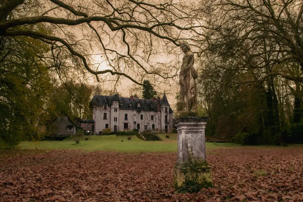Statue de la déesse du printemps dans le parc du Château de Planches au Parc de Lesseps — domaine de mariage nature en Berry Indre, lieu chargé d'énergies anciennes