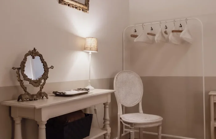Suite Artemis du gîte Le Presbytère — coiffeuse ancienne, miroir baroque argenté, tableau doré, ambiance romantique et raffinée pour séjour de charme en Berry