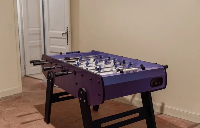 Salle de jeux du gîte Le Presbytère au Parc de Lesseps — baby-foot, sol en tomettes, espace détente pour groupes et familles, hébergement privatif pour week-end ou mariage en Indre