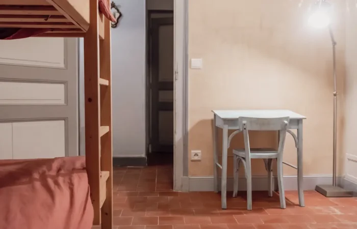 Chambre Kids au gîte Le Presbytère Parc de Lesseps — lits superposés, sol en tomettes, bureau enfant, chambre familiale dans gîte privatif pour mariage ou séjour nature en Berry