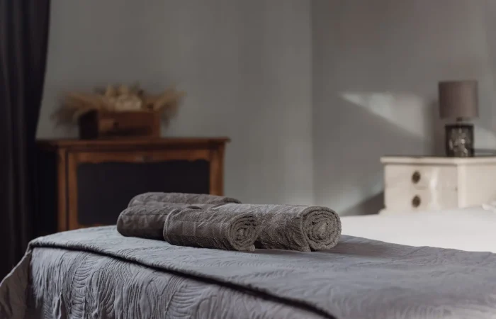 Détail d'une chambre d'hôtes au Château de Planches — linge soigné et mobilier chiné, Parc de Lesseps, Indre