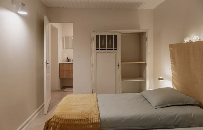 Suite twin Ezhesekis au Parc de Lesseps — deux lits simples, armoire ancienne patinée, salle de bain privative, gîte privatif pour séjour famille ou week-end mariage en Indre 36