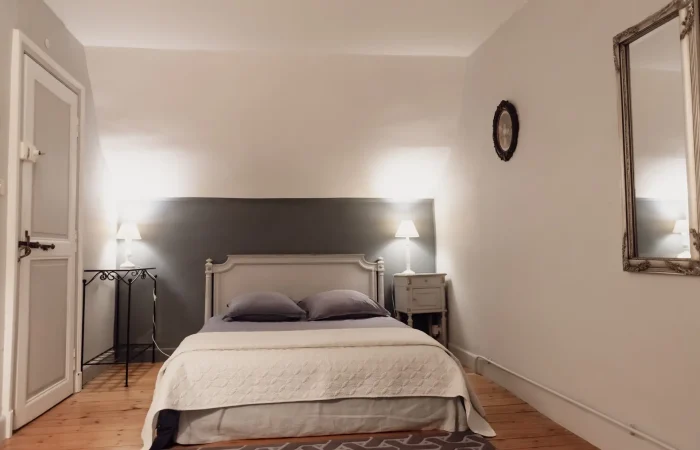 Suite Charles du gîte Le Presbytère au Parc de Lesseps — lit double tête de lit grise, linge ardoise, parquet pin, chambre de caractère pour séjour ou week-end mariage en Berry