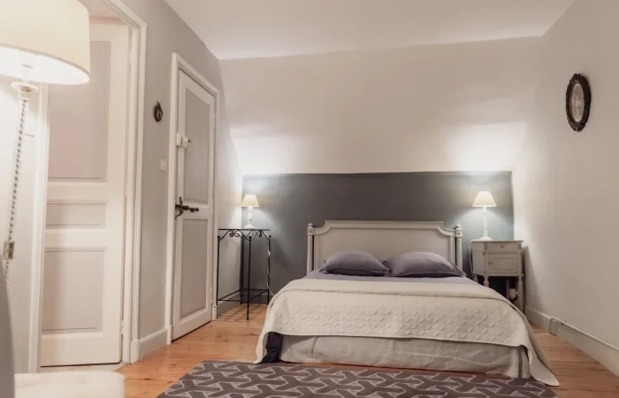 Suite Charles au Parc de Lesseps — chambre double spacieuse, parquet bois, ambiance grise et épurée, hébergement privatif pour groupe ou week-end événementiel en Indre