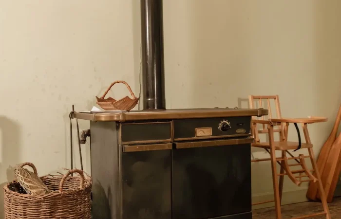 Cuisinière à bois ancienne dans le gîte Le Presbytère au Parc de Lesseps — détail authentique d'un hébergement de caractère en Indre, idéal pour séjour nature ou week-end mariage
