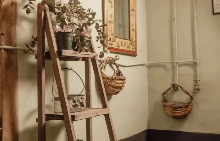 Détail décoratif du gîte Le Presbytère — étagère en bois, plantes séchées et paniers tressés, ancien évier en pierre, atmosphère authentique et naturelle en Berry