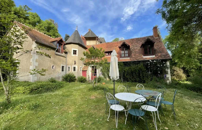Le presbytère, gîte de groupe avec jardin au Parc de Lesseps, Indre — Berry