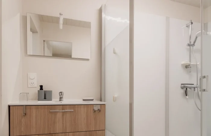 Salle de bain privative de la suite Ezhesekis au Parc de Lesseps — vasque sur meuble bois, douche à l'italienne, salle d'eau neuve pour séjour ou week-end mariage en Indre Berry