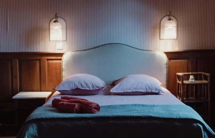 Suite double Cassandre, lit double avec tête de lit tapissée et appliques vintage, Château de Planches Parc de Lesseps