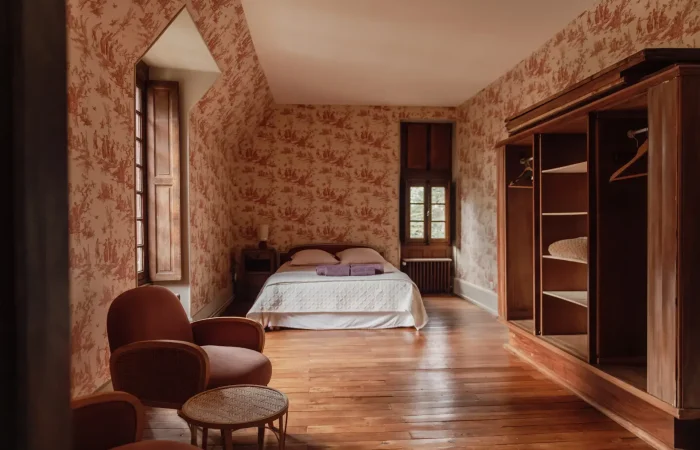 Suite familiale Isis, chambre avec papier peint toile de Jouy et parquet centenaire, Château de Planches Parc de Lesseps