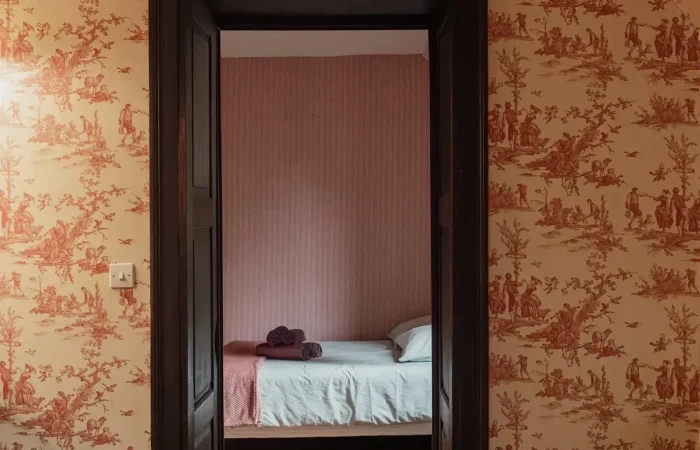 Suite familiale Isis, toile de Jouy et aperçu de l'antichambre à travers la porte, Château de Planches Parc de Lesseps