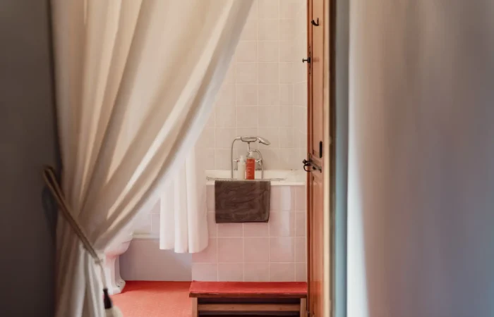 Aperçu de la salle de bain avec baignoire sabot de la suite Gaïa, Château de Planches Parc de Lesseps